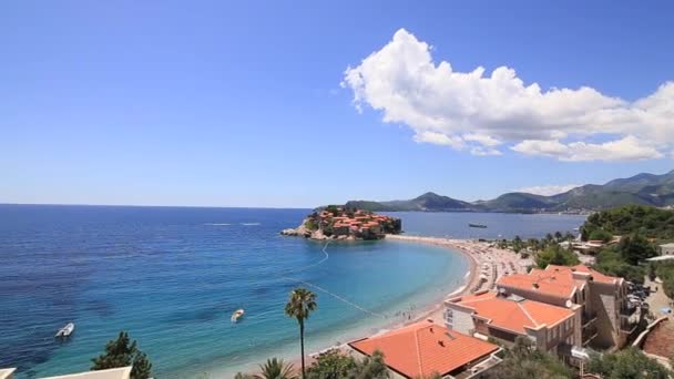 Eiland van Sveti Stefan, Montenegro, close-up van het eiland in de middag. — Stockvideo