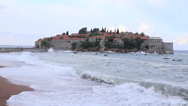 Острів Свєті-Стефан. Буря на пляжі. Чорногорія, на — стокове відео