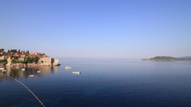Ada, Sveti Stefan, öğleden sonra adanın yakın çekim.