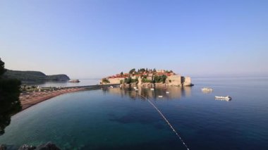 Ada, Sveti Stefan, öğleden sonra adanın yakın çekim.