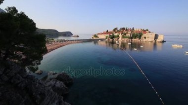Ada, Sveti Stefan, öğleden sonra adanın yakın çekim.