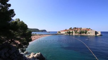 Ada, Sveti Stefan, öğleden sonra adanın yakın çekim.