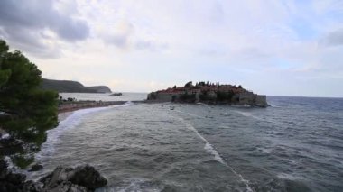Sveti Stefan Adası. Sahilde Fırtına. Karadağ,
