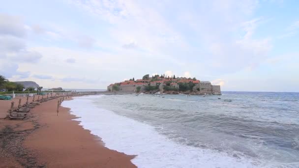 Ostrov Sveti Stefan. Bouře na pláži. Černá Hora, — Stock video