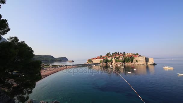Ada, Sveti Stefan, öğleden sonra adanın yakın çekim. — Stok video