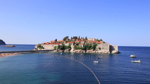 Ön av Sveti Stefan, närbild av ön på eftermiddagen. — Stockvideo