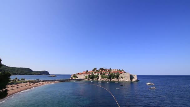 Île de Sveti Stefan, gros plan de l'île dans l'après-midi . — Video