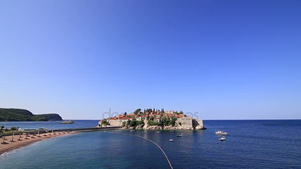 Νησί του Sveti Stefan του εδάφους, γκρο πλαν του νησιού το απόγευμα. — Αρχείο Βίντεο