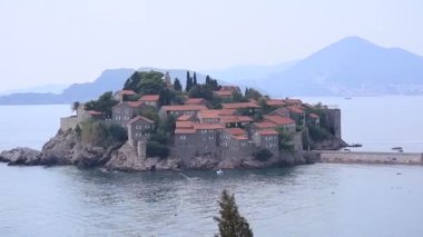 Sveti Stefan Adası günbatımında kapatın. Karadağ, Adria
