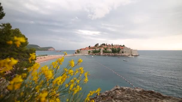 Ada, Sveti Stefan, öğleden sonra adanın yakın çekim. — Stok video