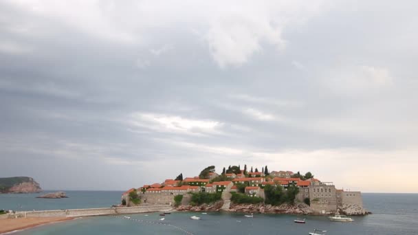 Νησί του Sveti Stefan του εδάφους, γκρο πλαν του νησιού το απόγευμα. — Αρχείο Βίντεο