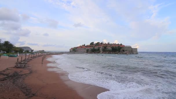 La isla de Sveti Stefan. Tormenta en la playa. Montenegro, la — Vídeo de stock