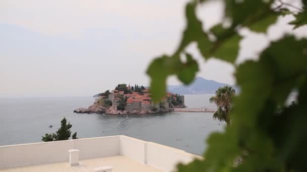 Insel sveti stefan, Nahaufnahme der Insel am Nachmittag. — Stockvideo