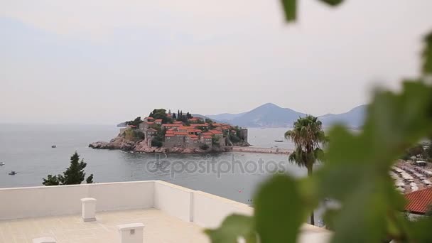 Île de Sveti Stefan, gros plan de l'île dans l'après-midi . — Video