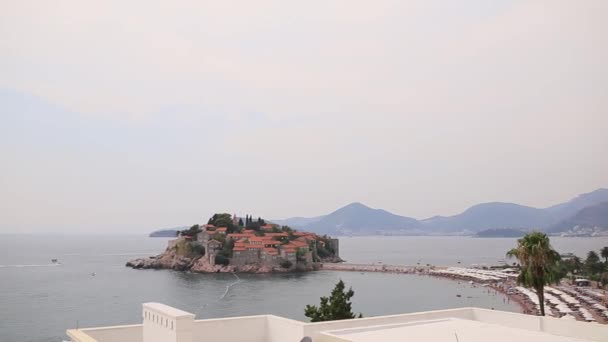 Wyspa Sveti Stefan, szczegół wyspy po południu. — Wideo stockowe