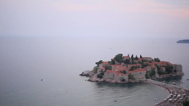 Île de Sveti Stefan fermer au coucher du soleil. Monténégro, l'Adria — Video