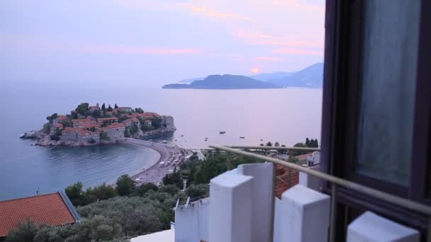 Isla de Sveti Stefan de cerca al atardecer. Montenegro, la Adria — Vídeo de stock