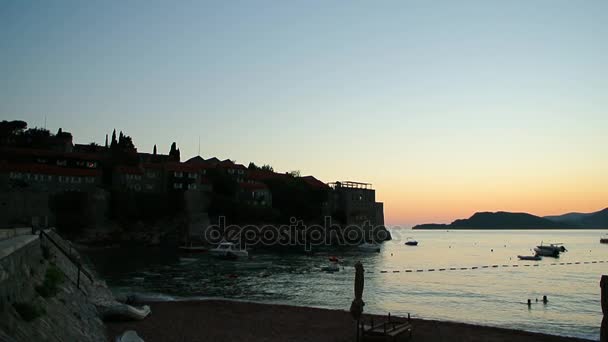 Sziget Sveti Stefan közelről a naplemente. Montenegró, az Adria — Stock videók