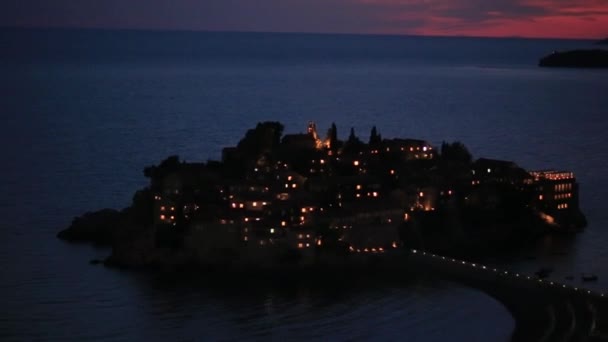 Остров Свети Стефан ночью. Черногория, Адриатическое море — стоковое видео