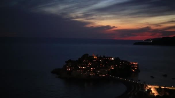 A ilha de Sveti Stefan à noite. Montenegro, o Adriático Se — Vídeo de Stock