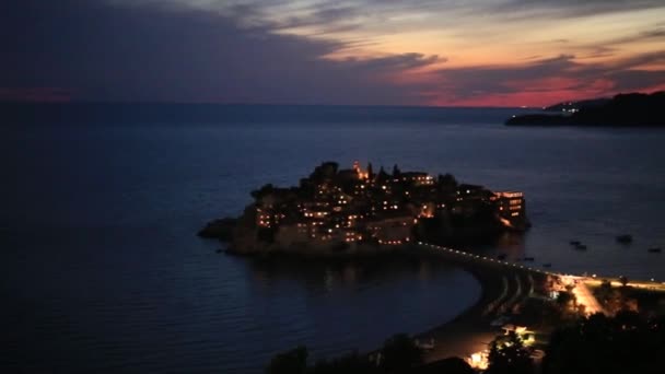 Остров Свети Стефан ночью. Черногория, Адриатическое море — стоковое видео