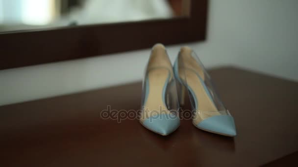 テーブルの上の花嫁の白い靴。モンテネグロでの結婚式 — ストック動画