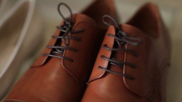 Взуття нареченого і нареченого . — стокове відео