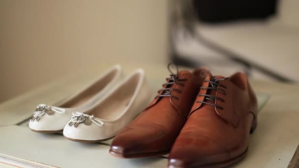 Chaussures de la mariée et le marié . — Video