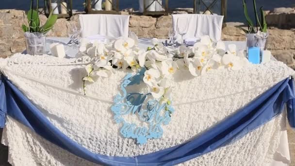 Mesas no banquete de casamento. Decorações de casamento. Casamento em t — Vídeo de Stock