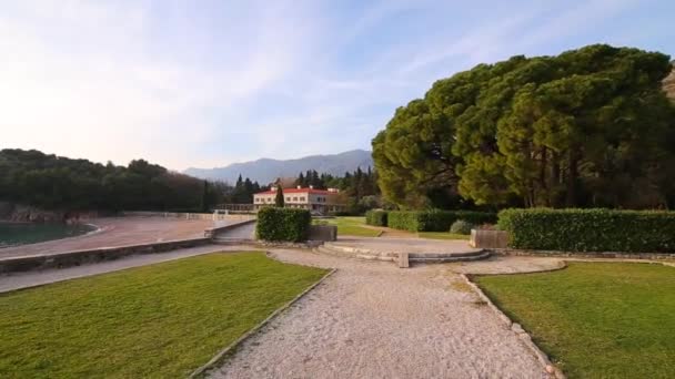 O parque Milocer, Villa, praia Rainha. Perto da ilha de Sveti Stefan — Vídeo de Stock