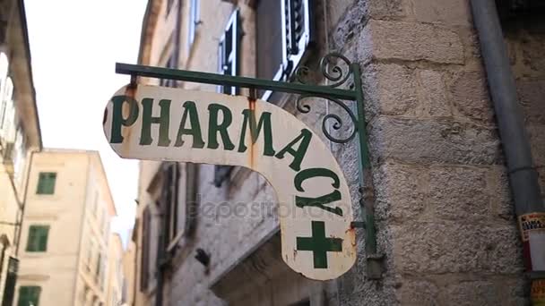 L'etichetta "Farmacia" sul muro. Cartello della farmacia sulla parete — Video Stock