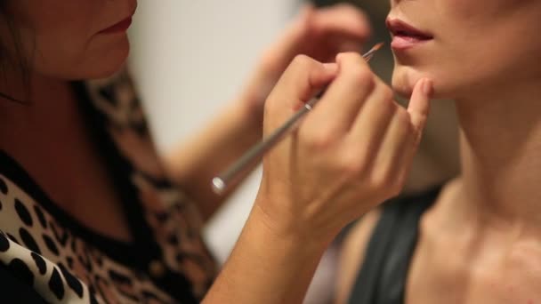 Artista de maquillaje de boda haciendo un maquillaje para la novia. Hermosa sexy — Vídeo de stock