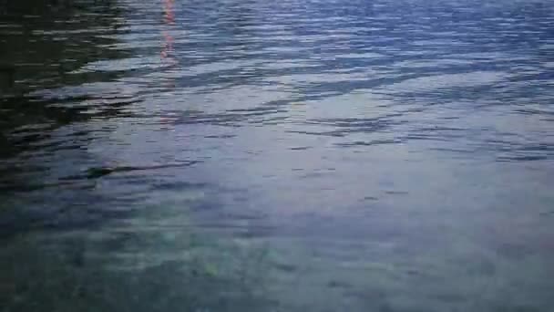 Текстура воды. Адриатическое море под Черногорией. Прозрачный синий — стоковое видео