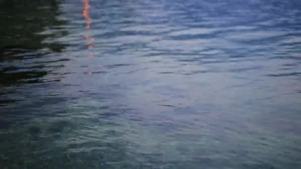 Textura de agua. Mar Adriático cerca de Montenegro. Azul transparente — Vídeos de Stock