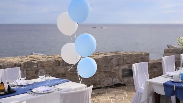 Vit och blå ballonger till bröllopet — Stockvideo