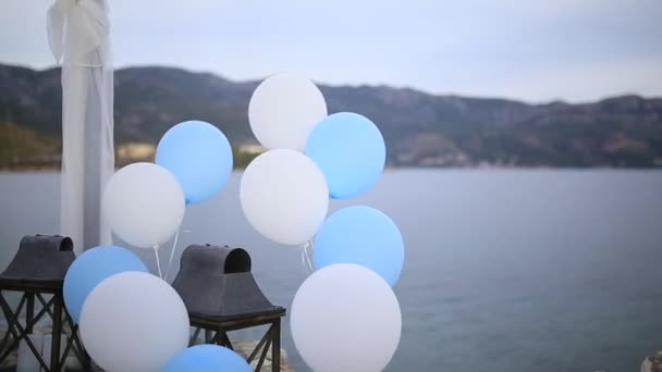 Белые и синие шарики на свадьбу — стоковое видео