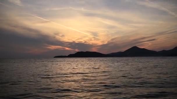 Puesta de sol sobre el mar. Puesta de sol sobre el mar Adriático. Sol para sentarse hacer — Vídeos de Stock