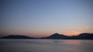 Günbatımı denize. Adriyatik Denizi üzerinde gün batımı. Güneş'e oturmak yapmak