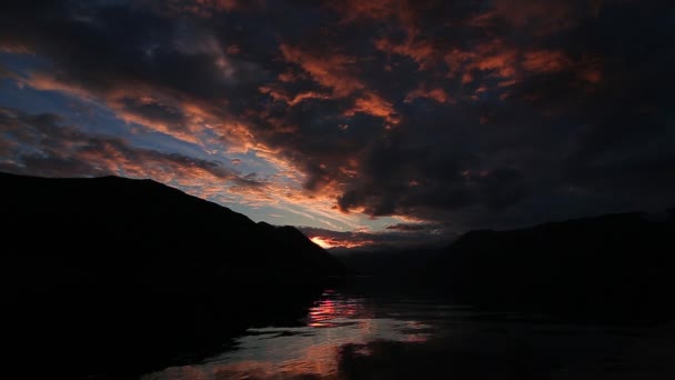 Puesta de sol en las montañas. Puesta de sol en las montañas montenegrinas. Su — Vídeo de stock