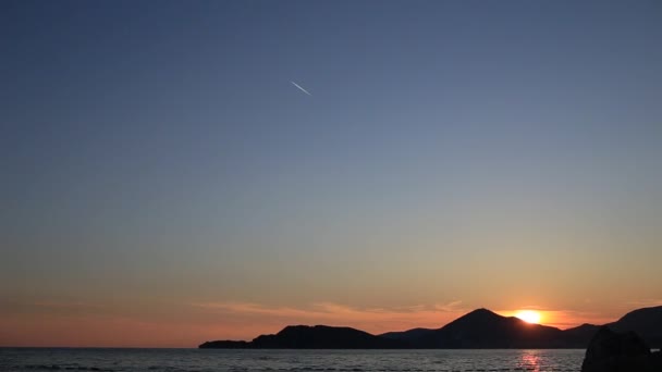 Sonnenuntergang über dem Meer. Sonnenuntergang über der Adria. Sonne zum Sitzen tun — Stockvideo