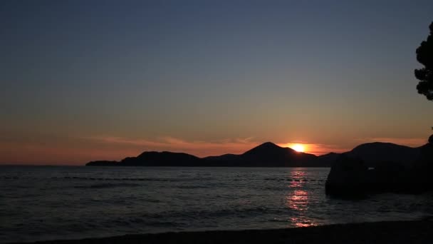 Coucher de soleil sur la mer. Coucher de soleil sur la mer Adriatique. Soleil pour s'asseoir — Video