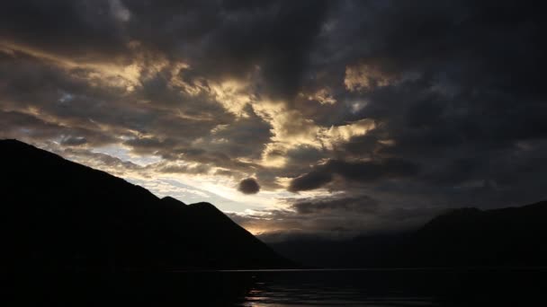 Pôr do sol nas montanhas. Pôr do sol nas montanhas montenegrinas. Su — Vídeo de Stock