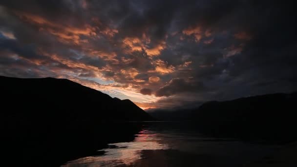 Sonnenuntergang in den Bergen. Sonnenuntergang in den montenegrinischen Bergen. su — Stockvideo