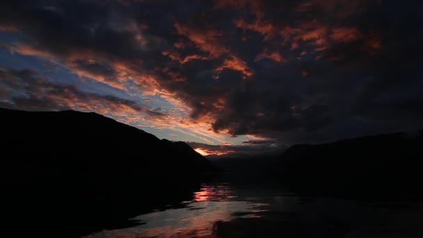 山の夕日。モンテネグロ山の夕日。Su — ストック動画