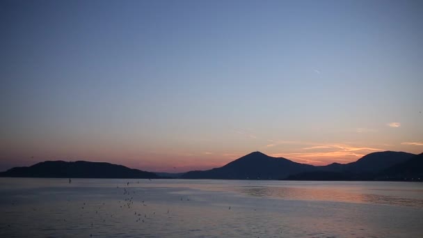 Ηλιοβασίλεμα πάνω από τη θάλασσα. Ηλιοβασίλεμα πάνω από την Αδριατική θάλασσα. Ήλιο για να καθίσει να — Αρχείο Βίντεο