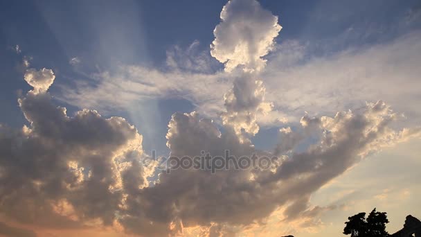 Zonsondergang in de lucht. Avondrood in de wolken en de rode zon. — Stockvideo