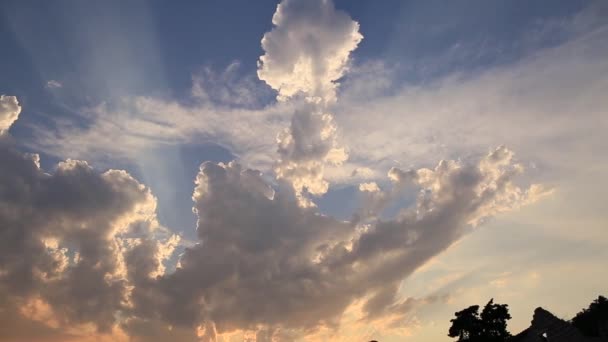 Coucher de soleil dans le ciel. Coucher de soleil dans les nuages et soleil rouge . — Video