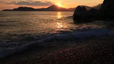 Günbatımı denize. Adriyatik Denizi üzerinde gün batımı. Güneş'e oturmak yapmak