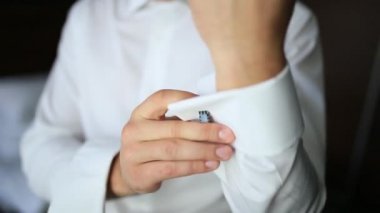 Kelepçeleri kadar düğmelerini. Damat kol düğmeleri giyer. İşadamı ekler