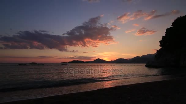 Ηλιοβασίλεμα πάνω από τη θάλασσα. Ηλιοβασίλεμα πάνω από την Αδριατική θάλασσα. Ήλιο για να καθίσει να — Αρχείο Βίντεο
